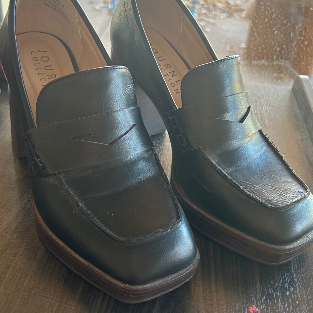 JOURNEE COLLECTION "EZZEY" BLACK FAUX LEATHER STACKED HEEL LOAFER SHOES (7)